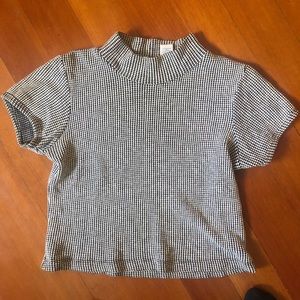 Soft B & W cropped shirt.